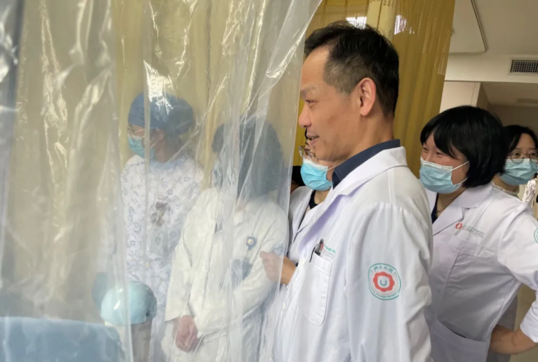 浙江大學(xué)醫(yī)學(xué)院附屬兒童醫(yī)院運(yùn)用CAR-T治療的系統(tǒng)性紅斑狼瘡患兒順利出院。 浙江大學(xué)醫(yī)學(xué)院附屬兒童醫(yī)院運(yùn)用CAR-T治療的系統(tǒng)性紅斑狼瘡患兒順利出院。