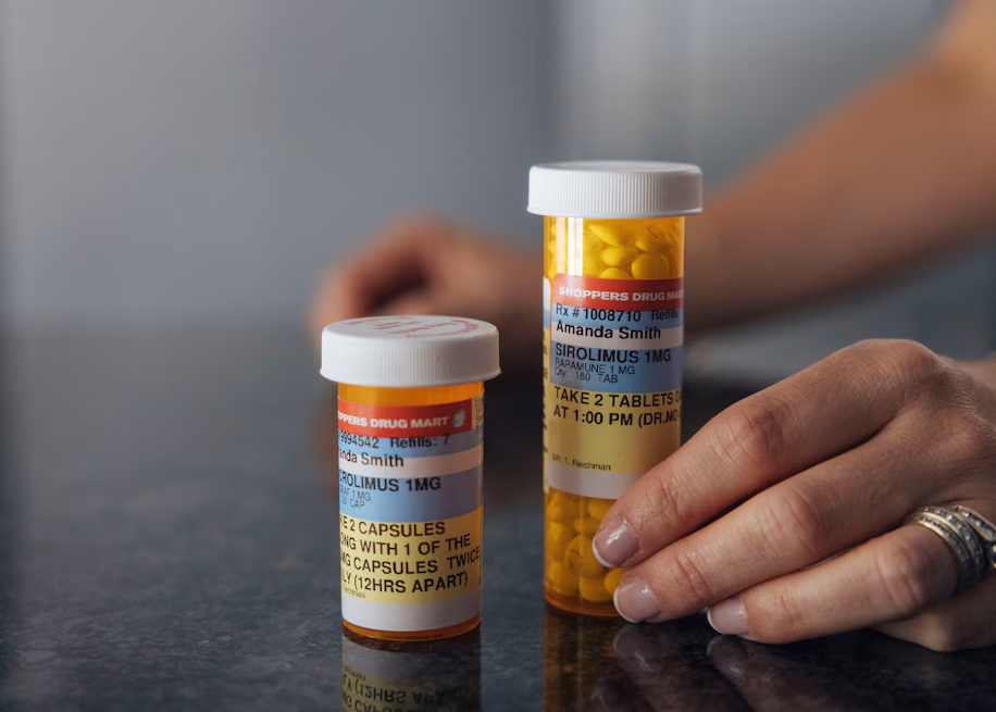 像史密斯這樣的患者必須服用免疫抑制藥物，以防止身體排斥產(chǎn)生胰島素的移植細(xì)胞