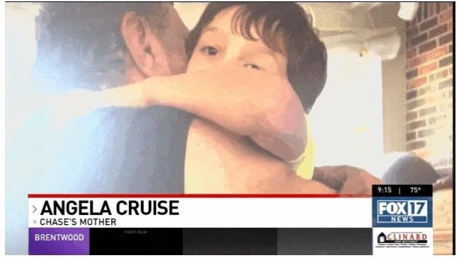 張開雙臂緊緊擁抱爺爺;安靜地坐在爺爺懷里看電影;他開始說話,并第一次叫出“媽媽”和“爸爸” 張開雙臂緊緊擁抱爺爺;安靜地坐在爺爺懷里看電影;他開始說話,并第一次叫出“媽媽”和“爸爸”