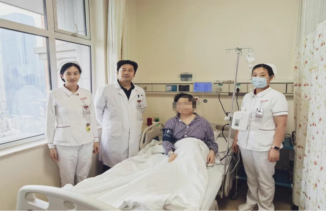 “BK-SLE-I/01”項(xiàng)目全國首例研究參與者與趙洪軍副教授團(tuán)隊(duì)合照 “BK-SLE-I/01”項(xiàng)目全國首例研究參與者與趙洪軍副教授團(tuán)隊(duì)合照