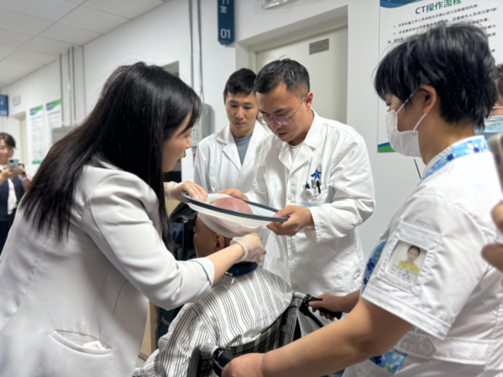 醫生在給徐女士進行術前準備 醫生在給徐女士進行術前準備