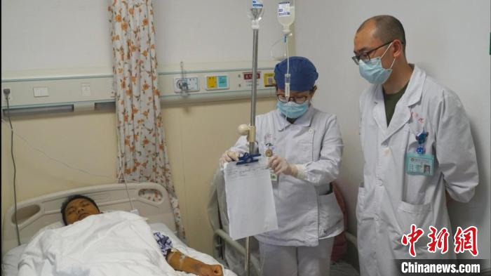 陳先生接受人胚胎干細胞誘導分化的肝細胞制劑治療。 人類干細胞國家工程研究中心 供圖 陳先生接受人胚胎干細胞誘導分化的肝細胞制劑治療。 人類干細胞國家工程研究中心 供圖